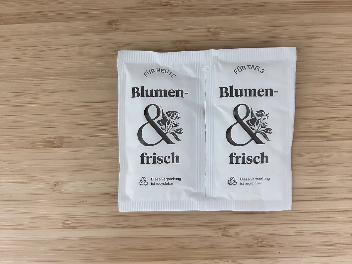 Zwei Tütchen Blumennahrung von Bloom & Wild, beschriftet für heute und für Tag 3