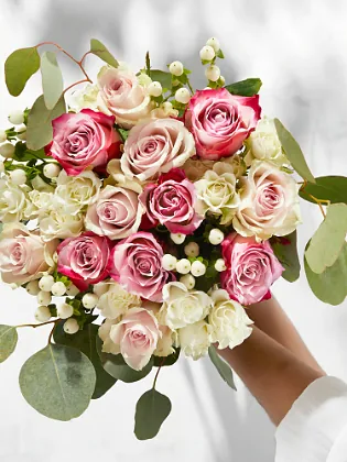 Bloom & Wild Produktfoto Fairtrade Bouquet Rosengarten im Shop mit kräftig pinken Rosen und weißen Sprührosen