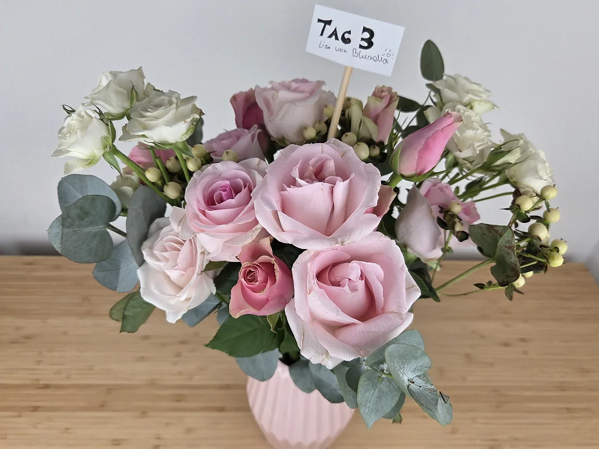 Bloom & Wild Strauß Rosengarten an Tag 3 in der rosa Vase mit geöffneten Rosen und Eukalyptus