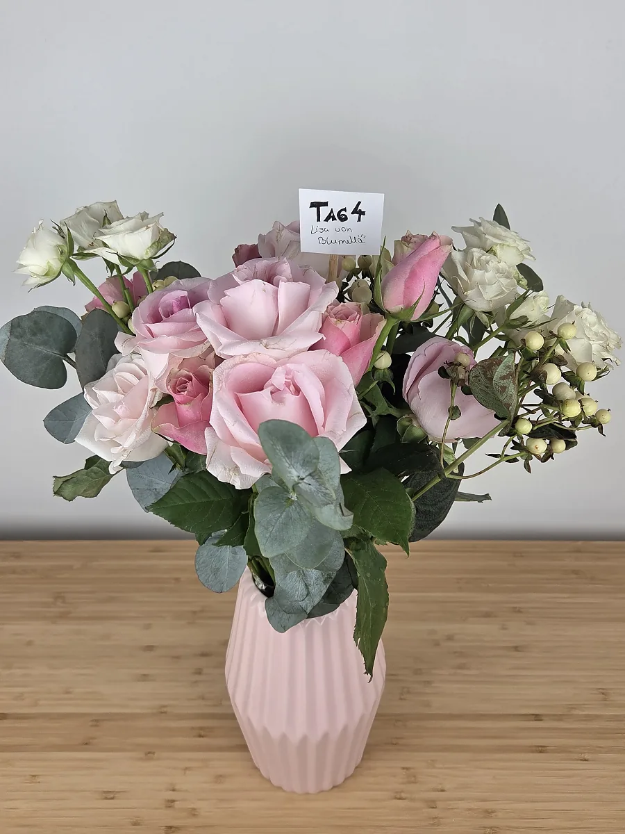 Bloom & Wild Strauß Rosengarten im Testkauf an Tag 4, von uns arrangiert, mit zartrosa Rosen und Eukalyptus