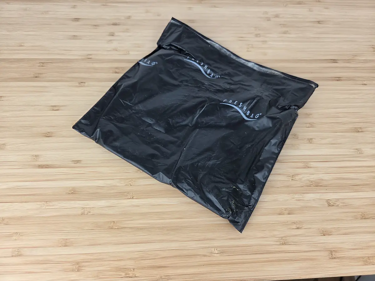 Schwarze Fresh-Bag aus dem Bloomy Days Testkauf, in der die Stiele beim Versand im Wasser standen