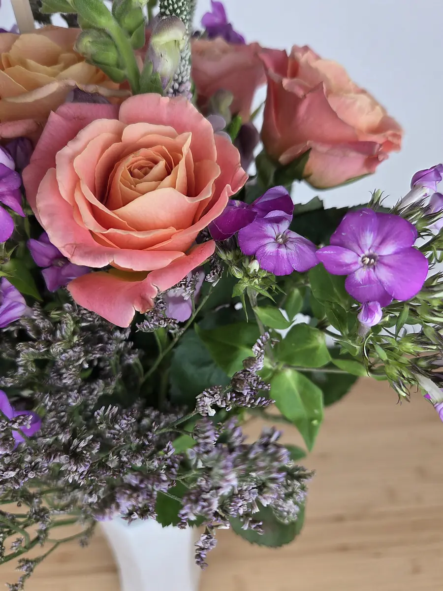 Nahaufnahme des Bloomy Days Straußes Wolkenpoesie am Liefertag mit apricotfarbenen Rosen und lila Phlox