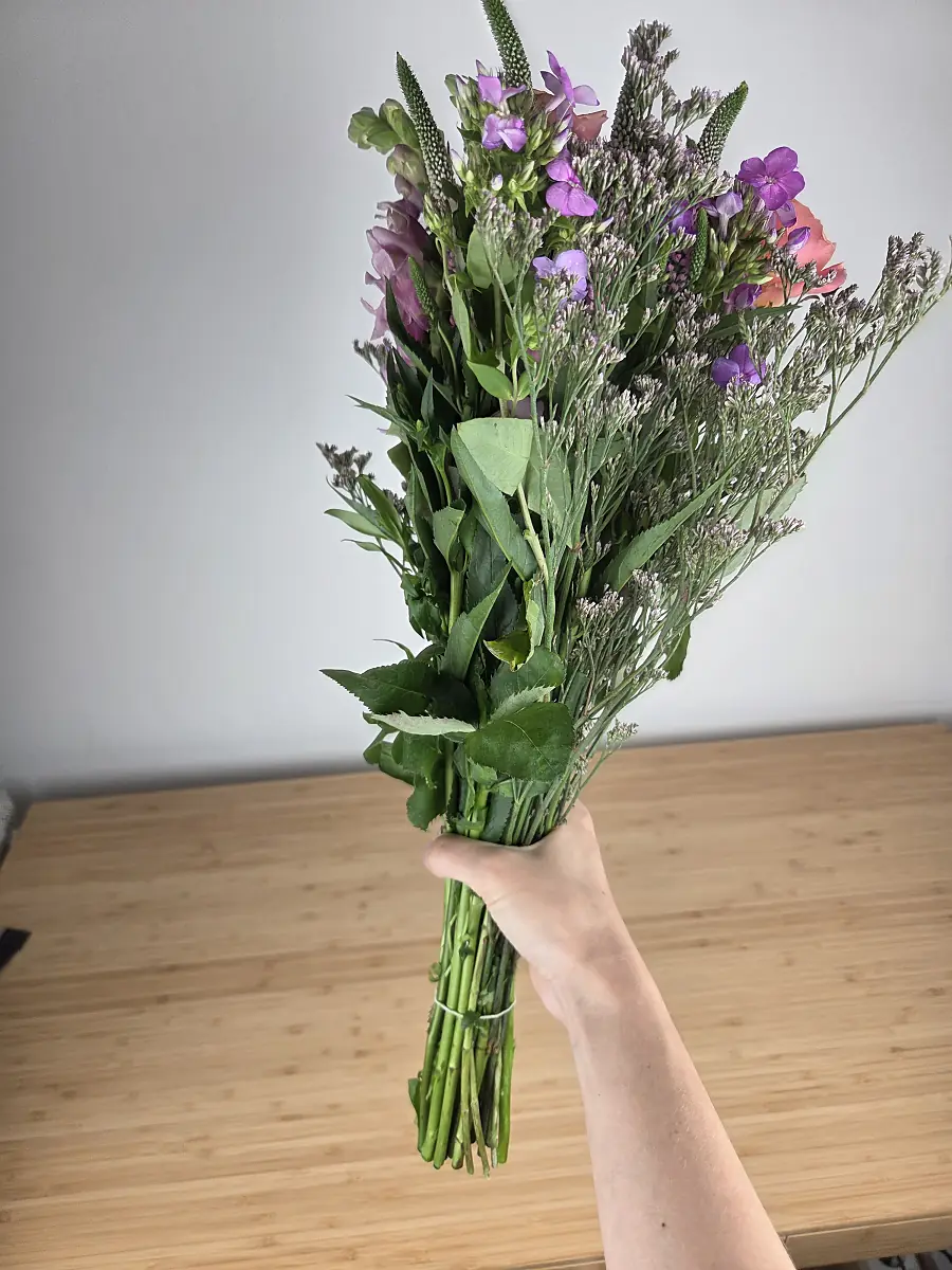 Bloomy Days Strauß Wolkenpoesie am Liefertag als lose Stiele in der Hand, mit langen Stielen, Rosen, Levkojen und Strandflieder