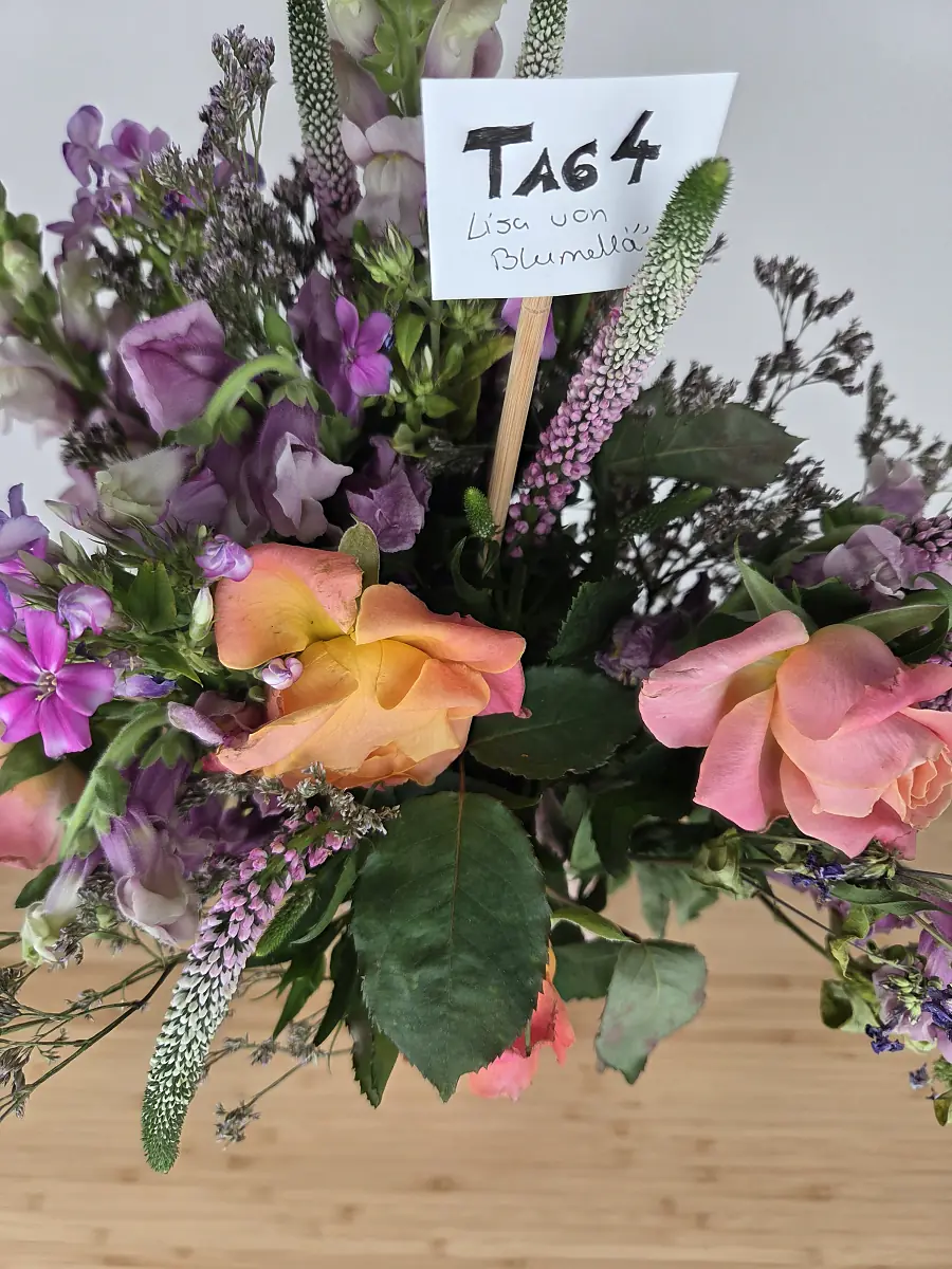 Bloomy Days Strauß aus dem Testkauf in der rosa Vase mit Rosen, Levkojen und Veronika