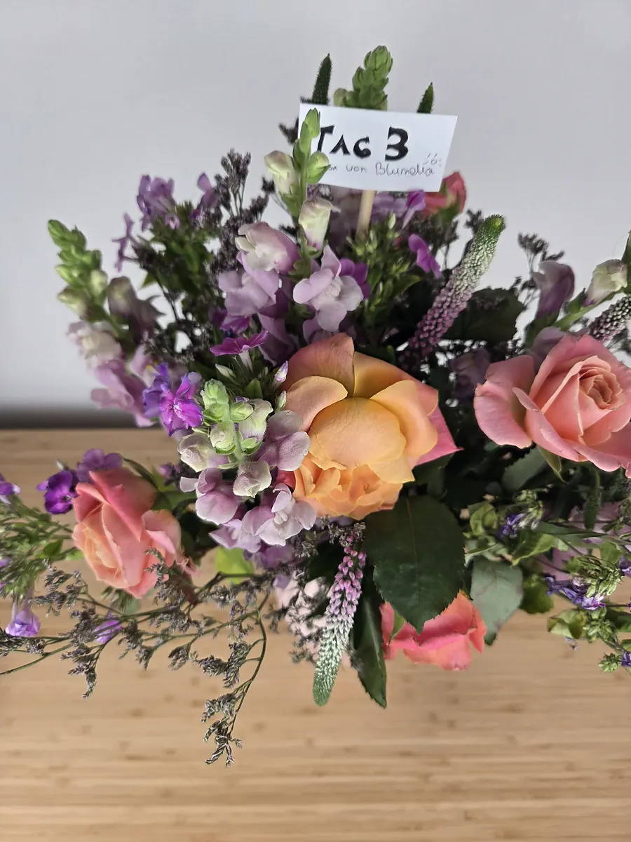 Bloomy Days Strauß aus dem Testkauf, Nahaufnahme mit apricotfarbenen Rosen, lila Levkojen und Veronika