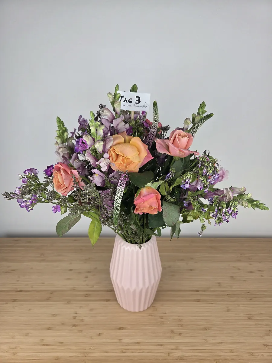 Bloomy Days Strauß Wolkenpoesie aus dem Testkauf an Tag 3 mit apricotfarbenen Rosen, lila Levkojen, Phlox und Veronika