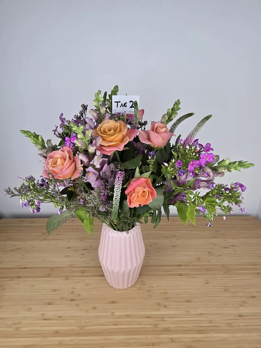 Bloomy Days Strauß Wolkenpoesie im Testkauf, von uns arrangiert, mit apricotfarbenen Rosen und lila Blüten