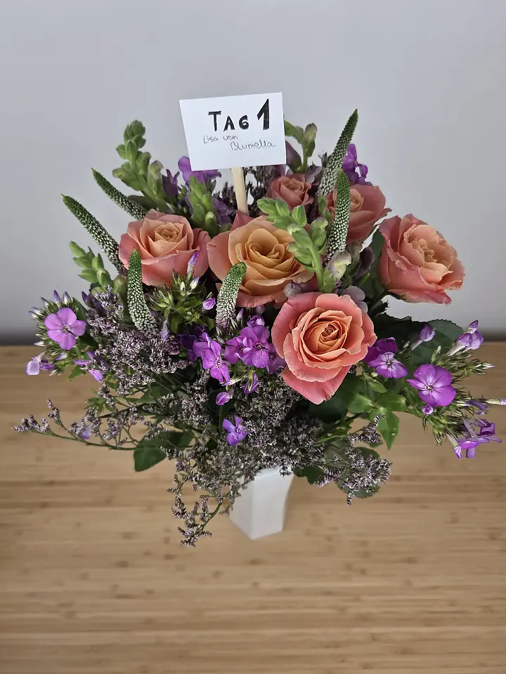 Bloomy Days Strauß Wolkenpoesie aus dem Testkauf an Tag 1 mit apricotfarbenen Rosen, lila Phlox, Strandflieder und Veronika