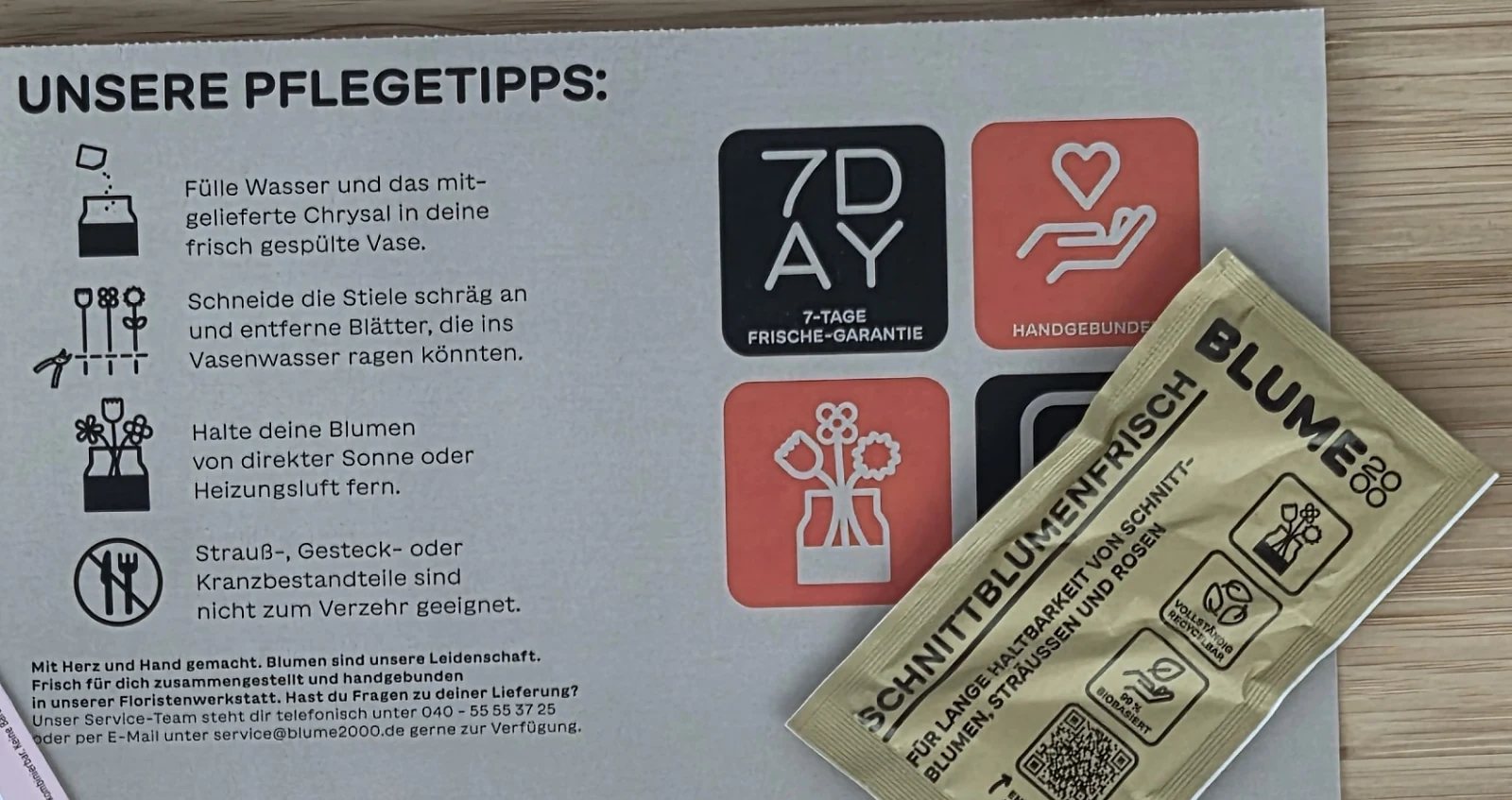 BLUME2000 Pflegekarte mit vier Pflegetipps und ein Tütchen Blumennahrung aus dem Testkauf