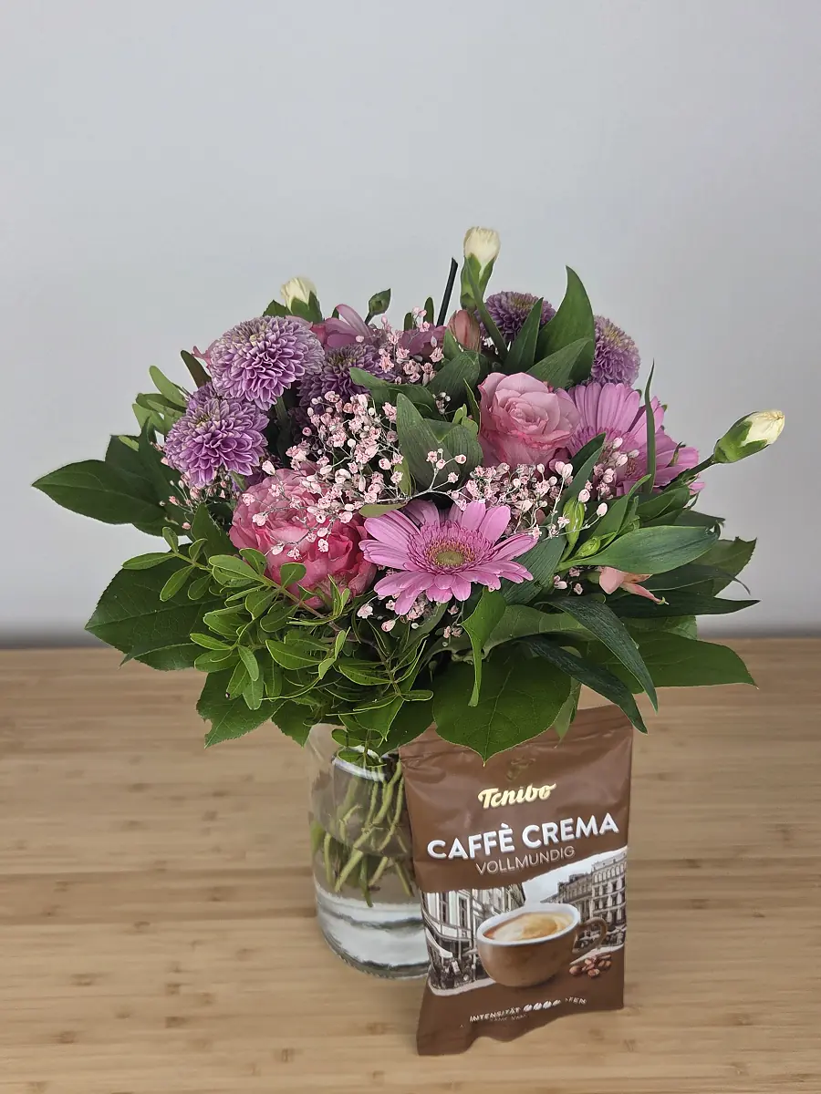 BLUME2000 Strauß Schön dass es dich gibt am Liefertag, daneben der gratis Tchibo-Kaffee aus der Aktion