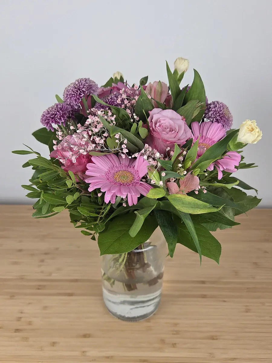 BLUME2000 Strauß Schön dass es dich gibt aus dem Testkauf an Tag 4: rosa Gerbera und Rosen, lila Chrysanthemen, cremeweiße Nelken