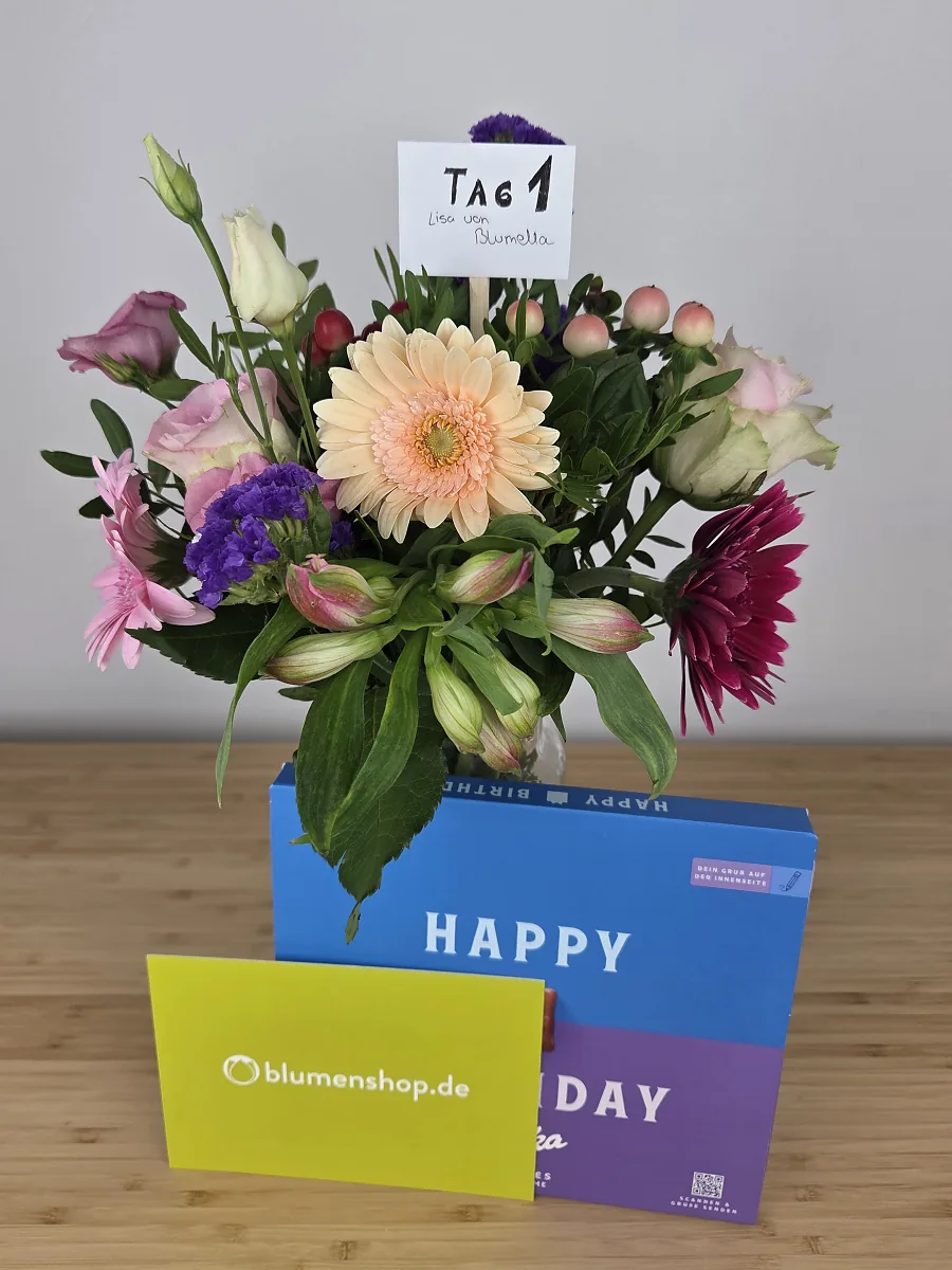 blumenshop.de Ersatzstrauß aus unserem Test mit Milka Happy Birthday Pralinen und der gratis Grußkarte