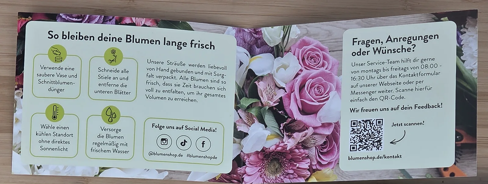 Aufgeklappte Pflegeanleitung von blumenshop.de aus dem Testkauf mit Pflegetipps in Bildern und QR-Code zum Kundenservice
