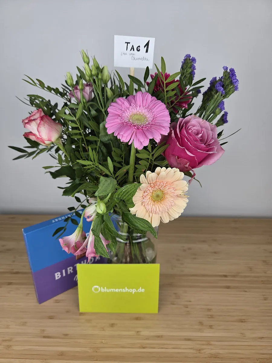 blumenshop.de Strauß Kunterbunt am Liefertag, davor die Milka Happy Birthday Pralinen und die gratis Grußkarte