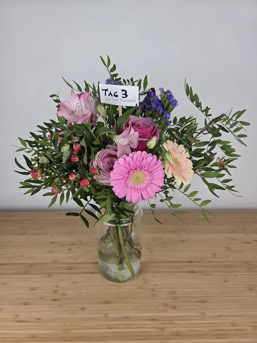 blumenshop.de Strauß aus dem Testkauf an Tag 3: rosa Gerbera, Alstromerien, lila Strandflieder und rote Johanniskraut-Beeren