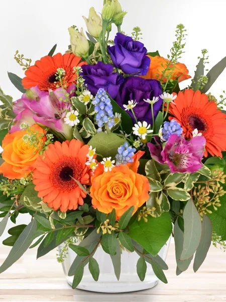 Bluvesa Produktfoto Happy Birthday im Shop mit orangefarbenen Gerbera und Rosen und lila Lisianthus