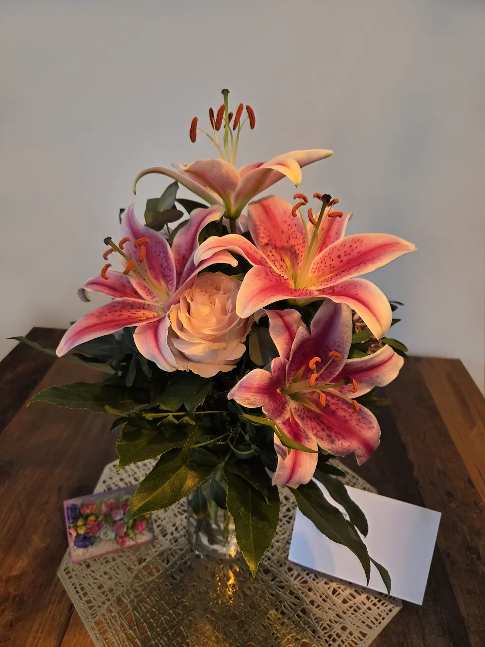Euroflorist Strauß aus dem Testkauf am Peak-Tag: Tigerlilien voll geöffnet, apricot Gartenrose
