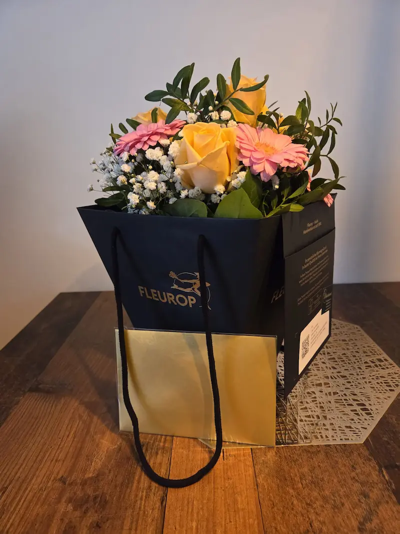 Fleurop Anlieferung in der signature Flower Bag mit frisch gebundenem Strauß und Karten-Umschlag aus dem anonymen Testkauf