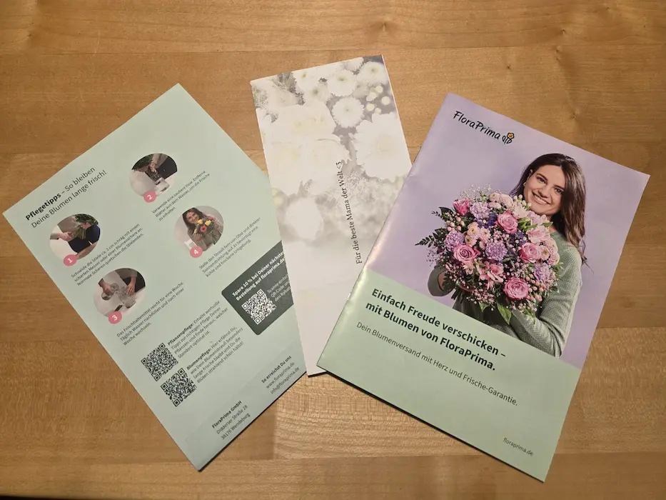 FloraPrima Beilagen aus dem Testkauf: Pflegekarte mit QR-Code, personalisierte Grußkarte und Begleitflyer