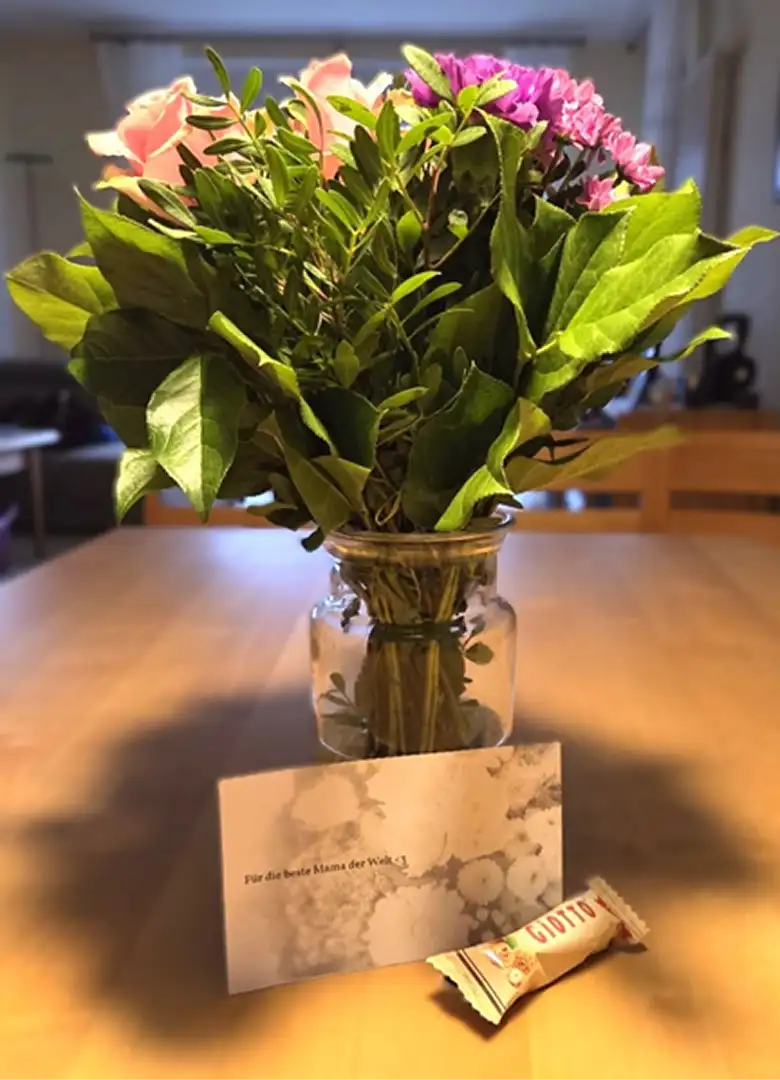 Blumenstrauß "Freude" mit gratis Glasvase und Karte