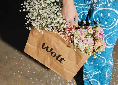 Blumen in einer Wolt-Papiertüte – frisch vom lokalen Floristen