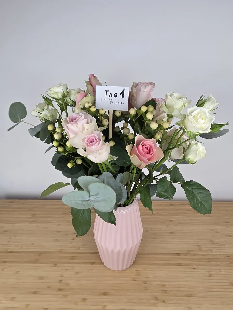 Bloom & Wild Strauß Rosengarten an Tag 1, Rosen noch in der Knospe, viele helle Hypericum-Beeren und weiße Sprührosen