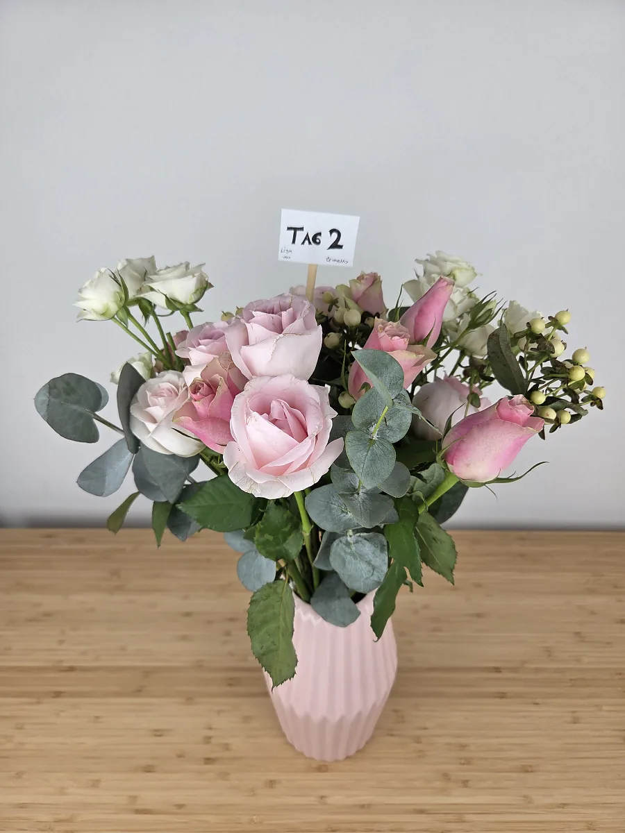 Bloom & Wild Strauß an Tag 2, die ersten Rosen öffnen sich, der Strauß wird rosiger