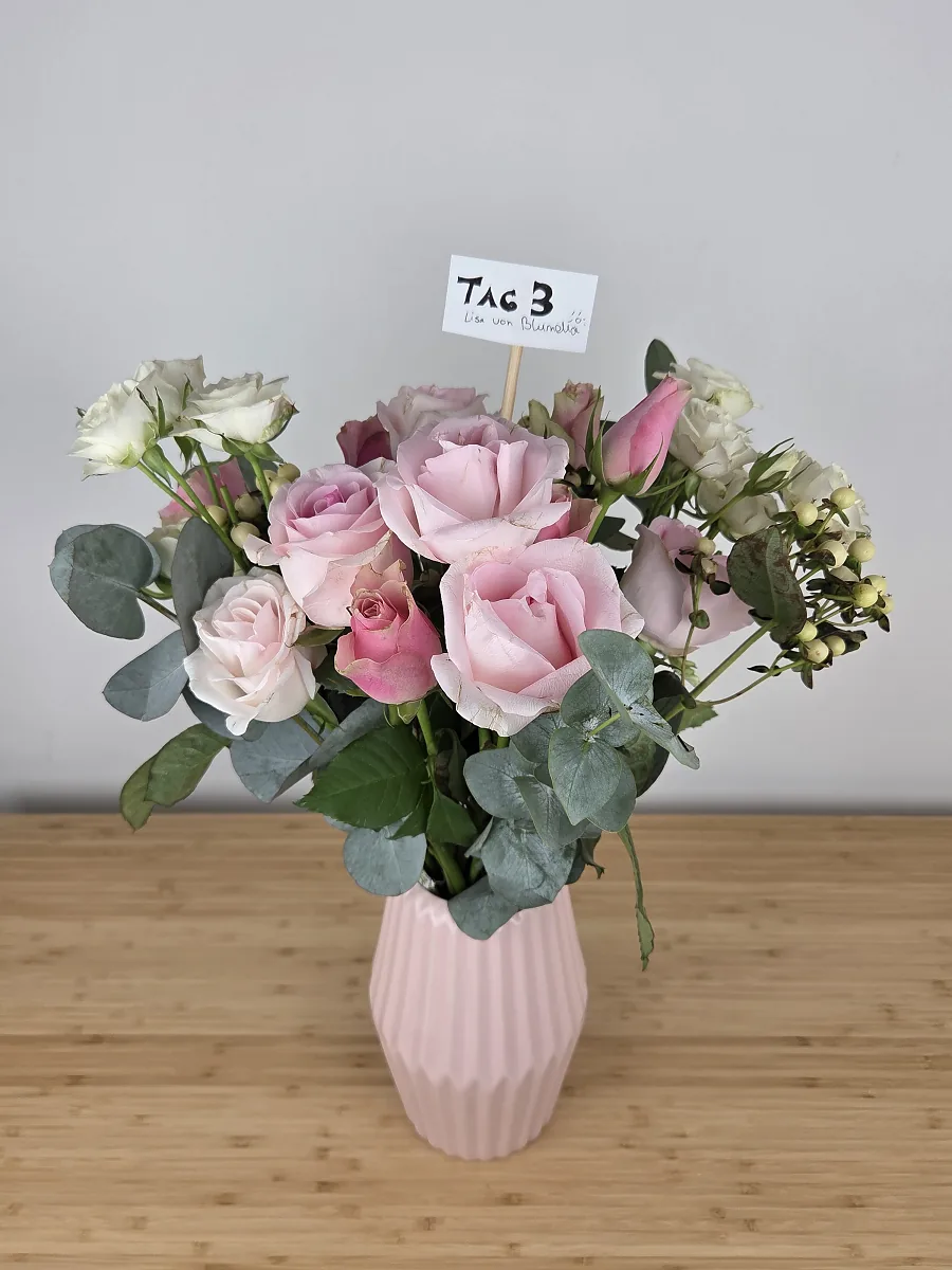 Bloom & Wild Strauß an Tag 3 mit weiter geöffneten rosa Rosen