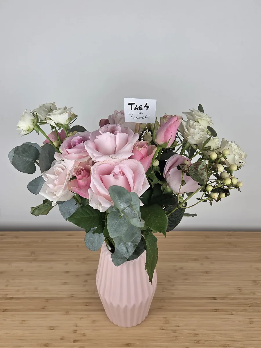 Bloom & Wild Strauß an Tag 4, voll erblüht mit großen rosa Rosen und Eukalyptus