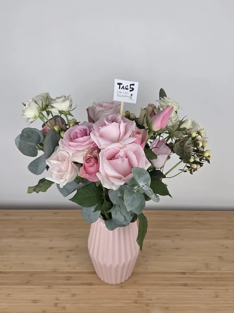 Bloom & Wild Strauß an Tag 5, die großen Rosen weiter schön geöffnet