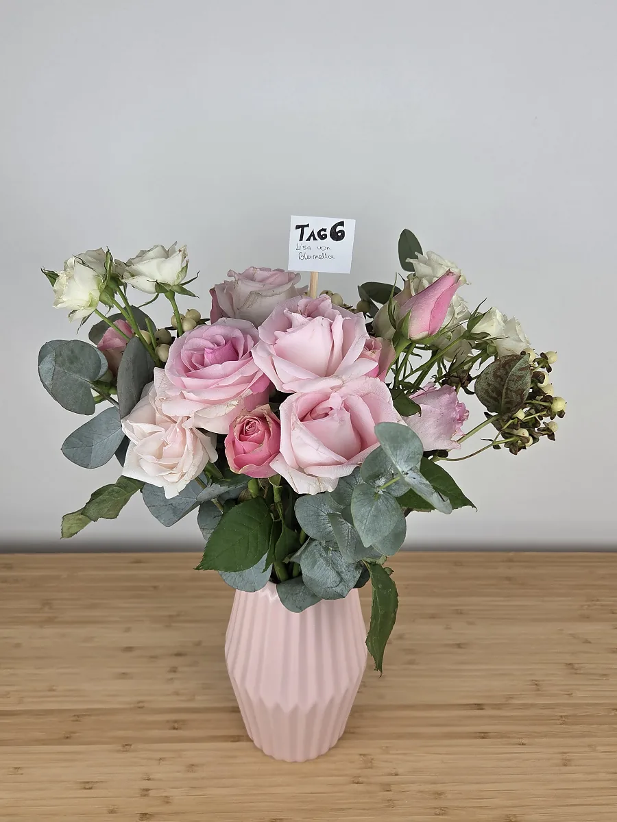 Bloom & Wild Strauß an Tag 6, Rosen offen, Hypericum-Beeren rechts dunkel