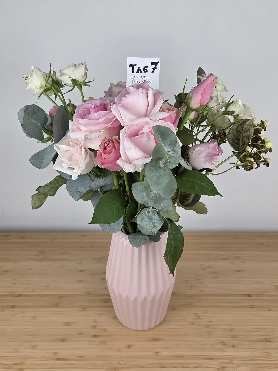 Bloom & Wild Strauß an Tag 7, die meisten Rosen noch schön, einzelne Rosen nicht aufgegangen