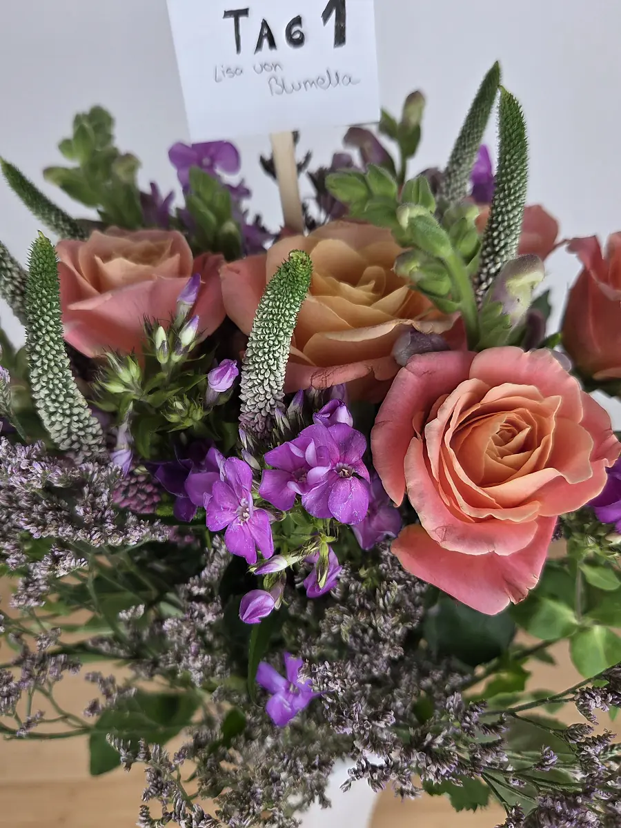 Nahaufnahme der apricotfarbenen Rosen im Bloomy Days Strauß am Liefertag, schon weit geöffnet