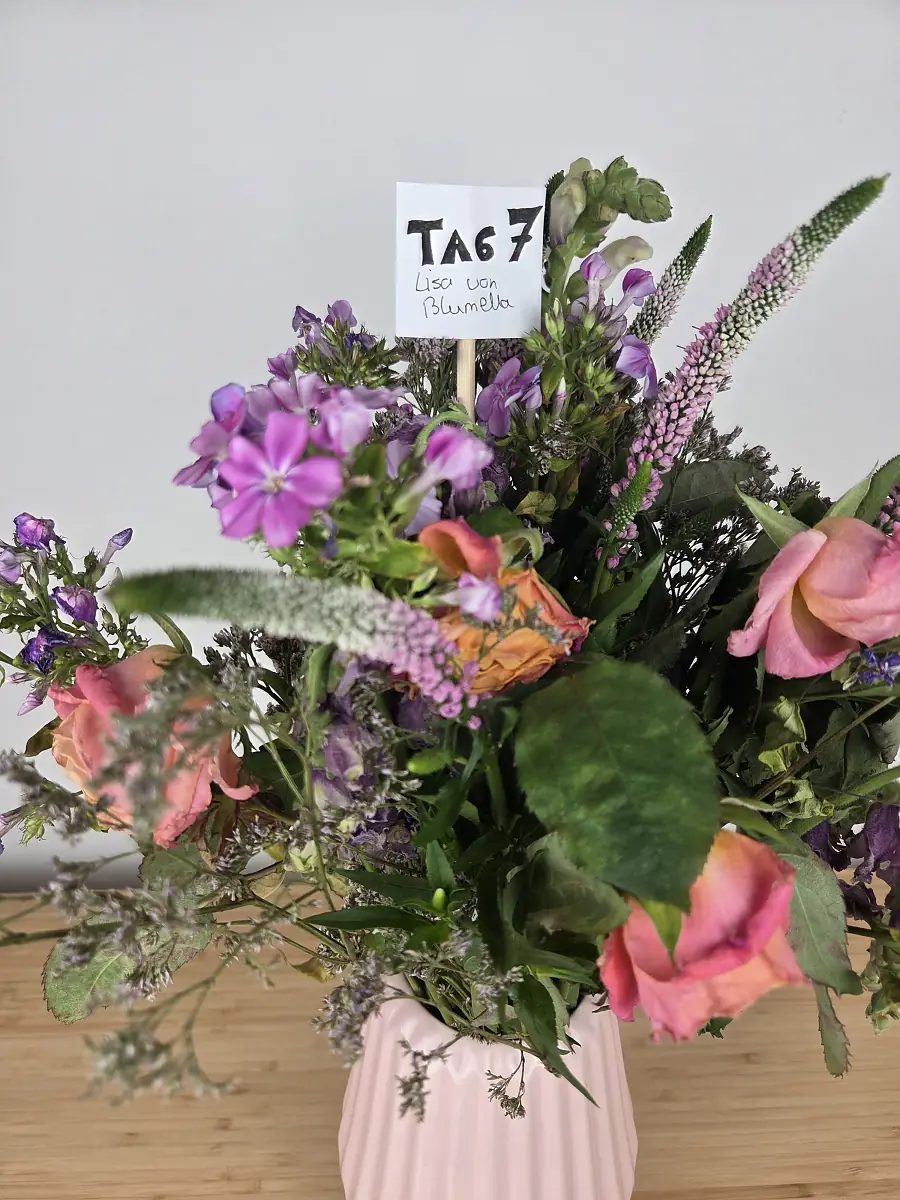 Nahaufnahme des Bloomy Days Straußes an Tag 7, die mittlere Rose geknittert und braun