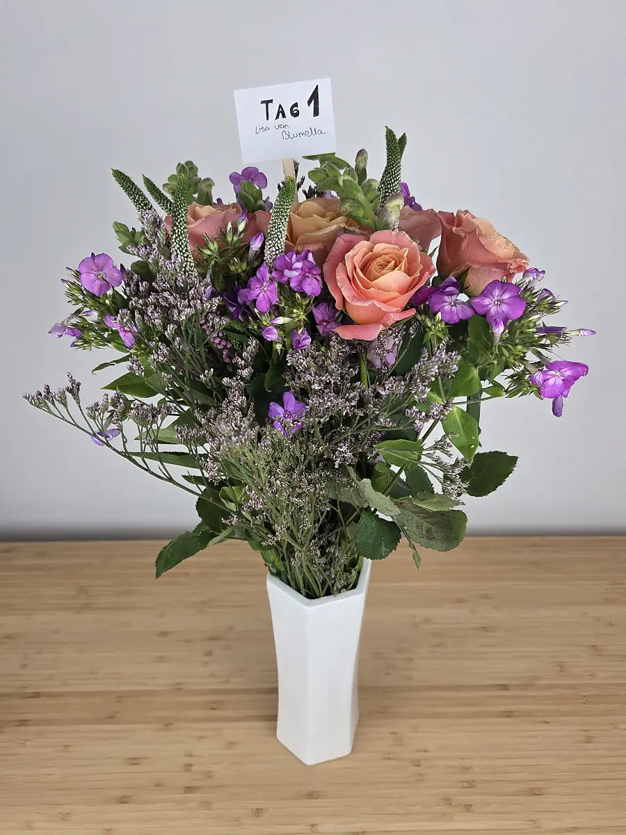 Bloomy Days Strauß Wolkenpoesie an Tag 1 in einer hohen weißen Vase, apricotfarbene Rosen und lila Blüten