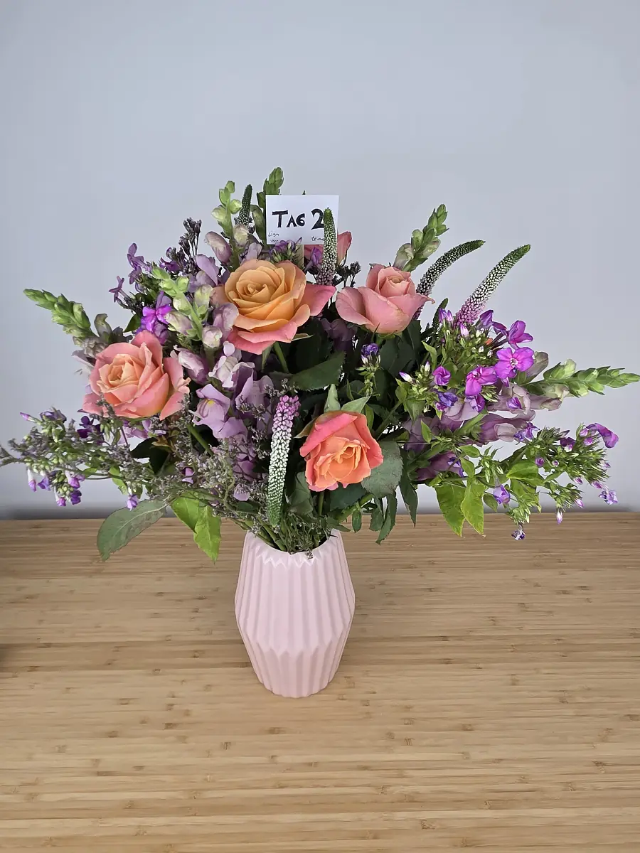 Bloomy Days Strauß an Tag 2, neu arrangiert in einer rosa Vase