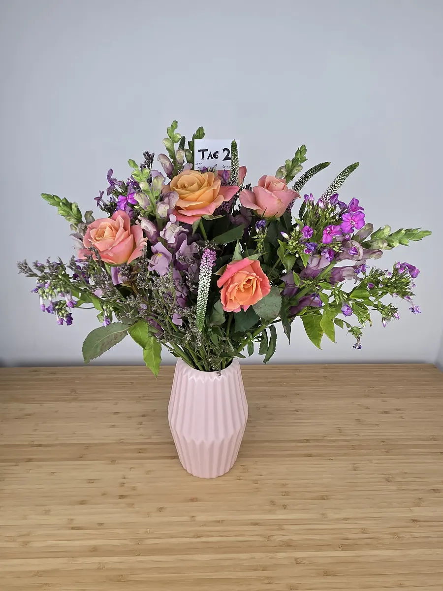 Bloomy Days Strauß an Tag 2, neu arrangiert in einer rosa Vase