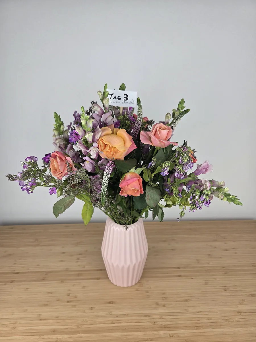 Bloomy Days Strauß an Tag 3 in der rosa Vase