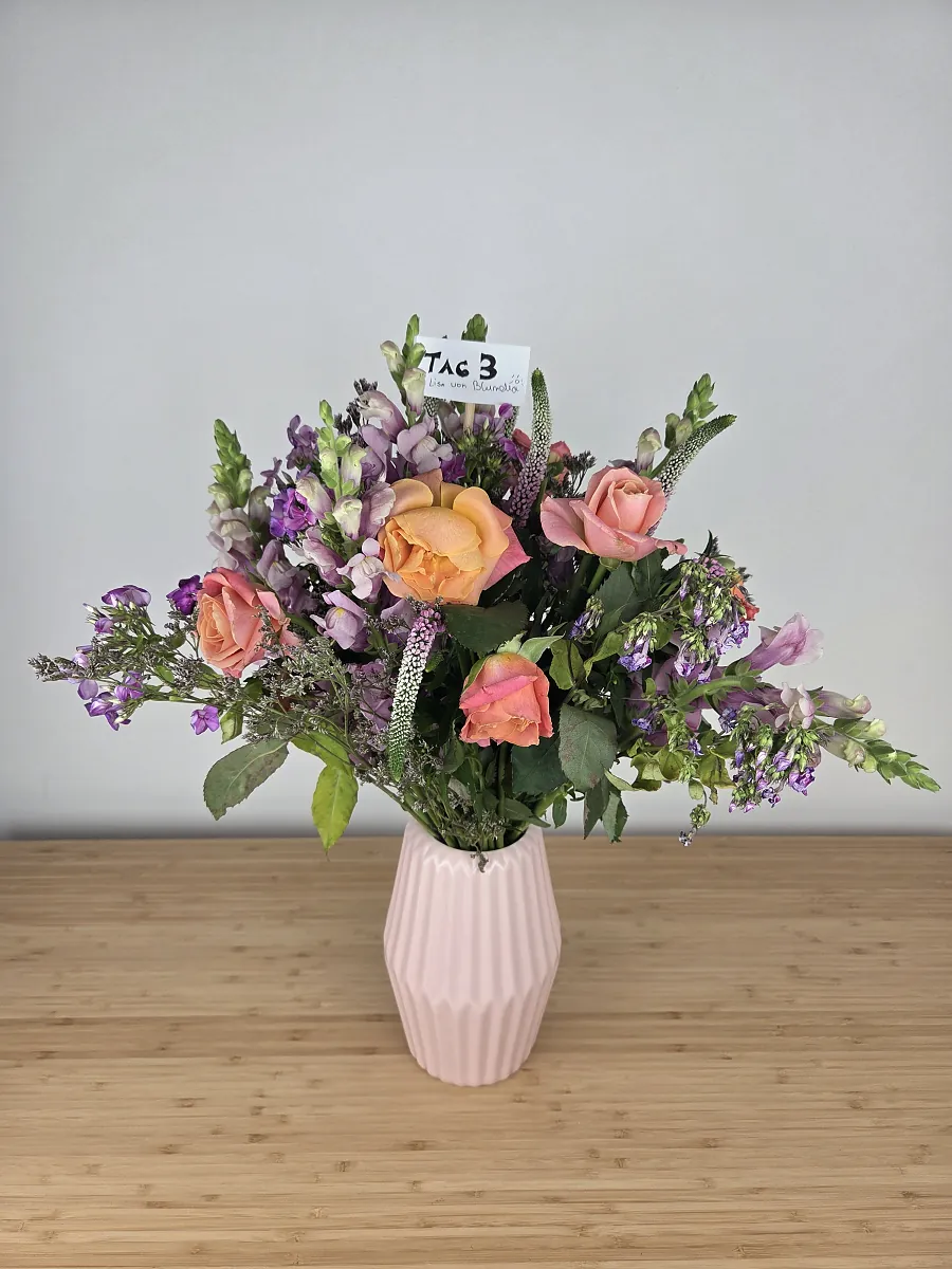 Bloomy Days Strauß an Tag 3 in der rosa Vase