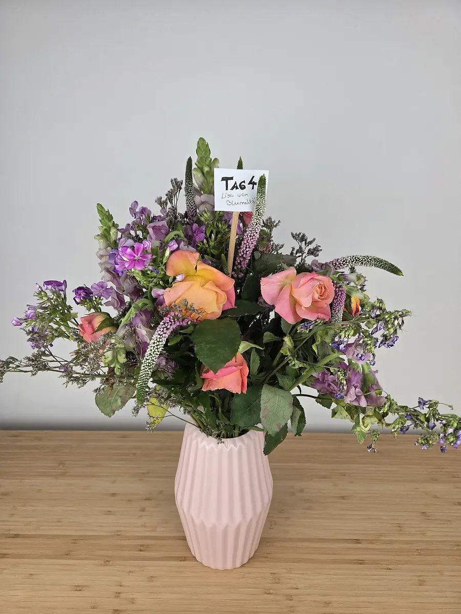 Bloomy Days Strauß an Tag 4 mit ganz geöffneten Rosen