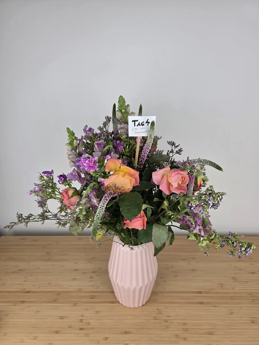 Bloomy Days Strauß an Tag 4 mit ganz geöffneten Rosen