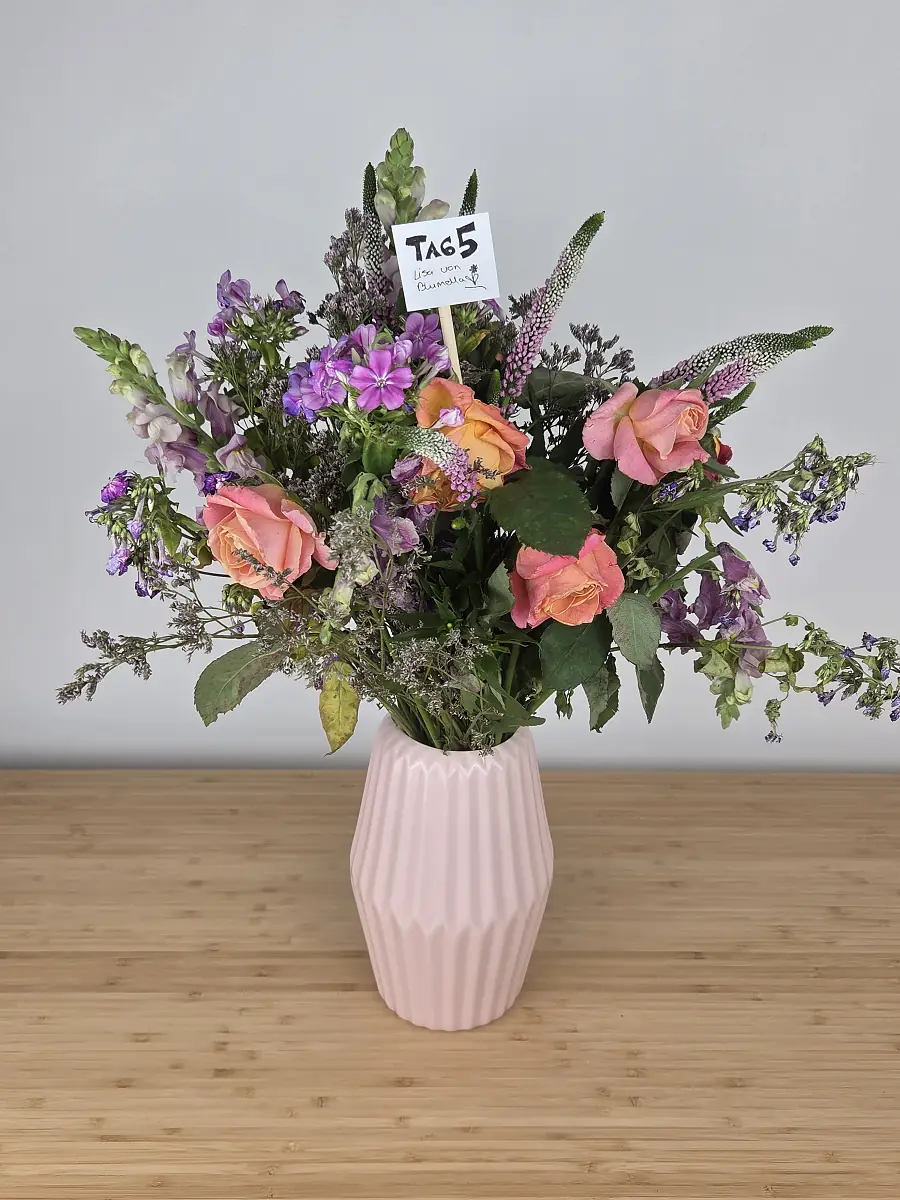 Bloomy Days Strauß an Tag 5, die mittlere Rose beginnt zu knittern