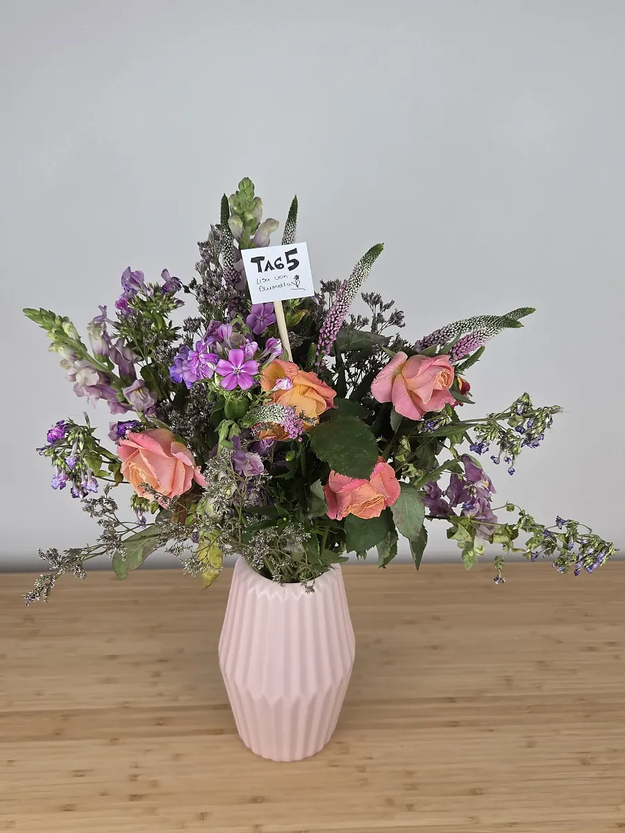 Bloomy Days Strauß an Tag 5, die mittlere Rose beginnt zu knittern