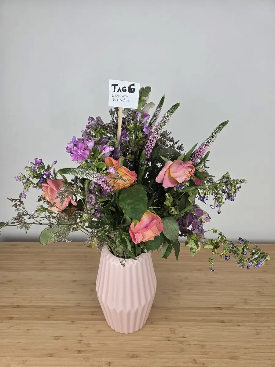 Bloomy Days Strauß an Tag 6 mit hängenden Rosenköpfen