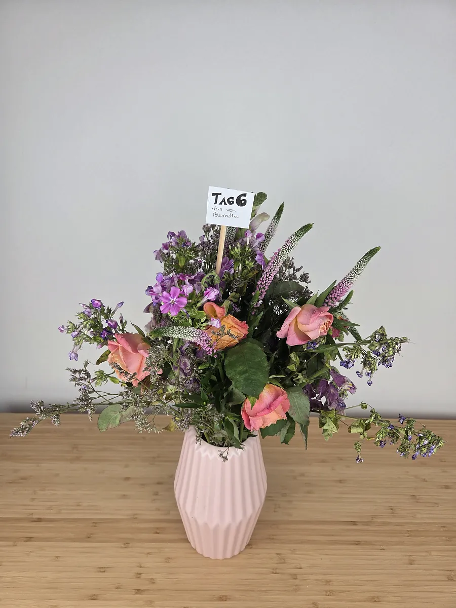 Bloomy Days Strauß an Tag 6 mit hängenden Rosenköpfen