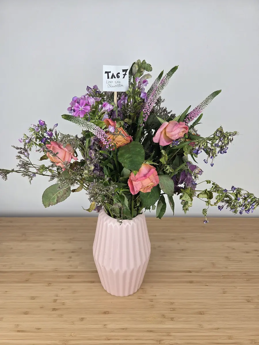 Bloomy Days Strauß an Tag 7, Rosen welk und Strauß ausgedünnt