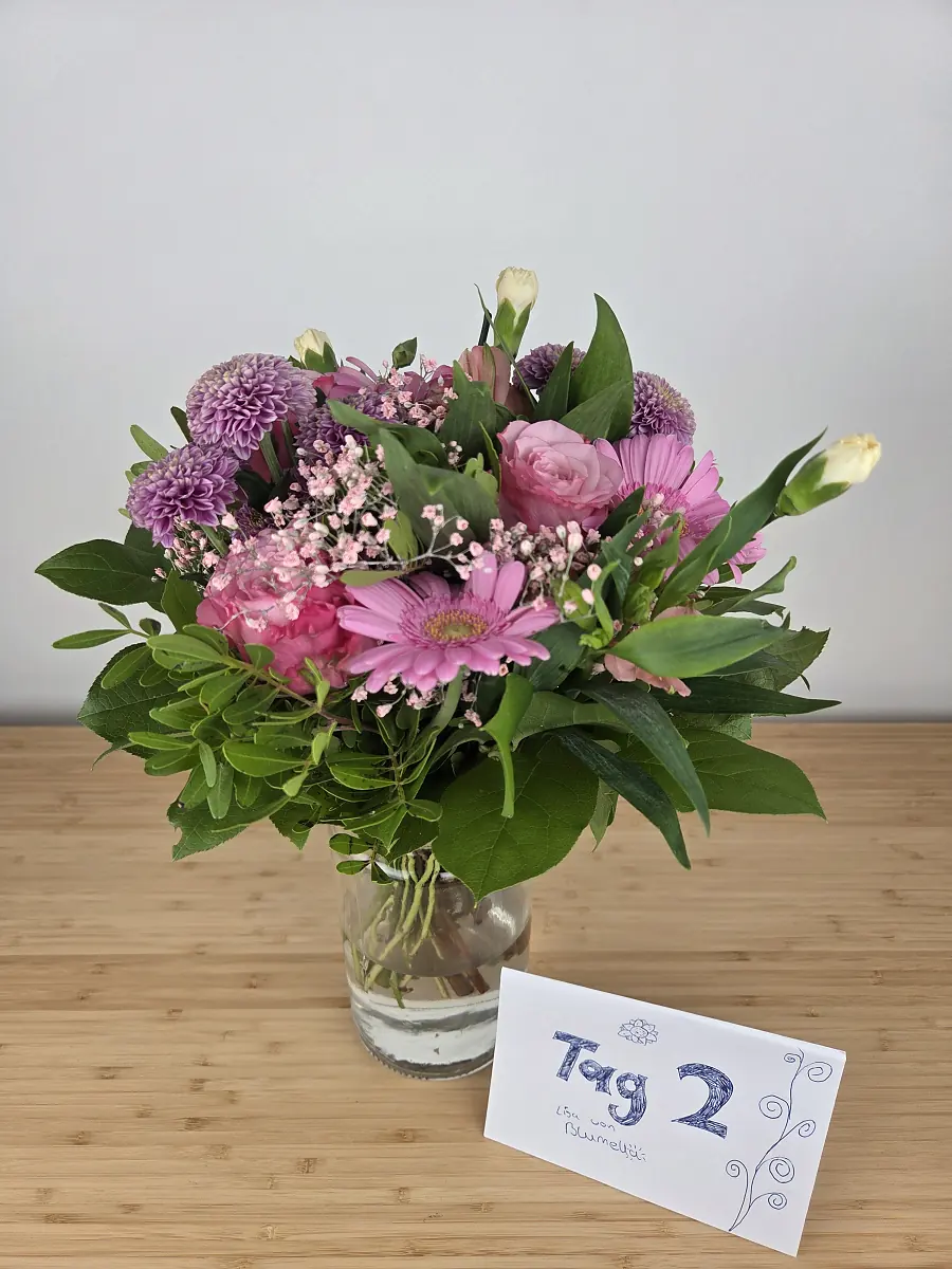 BLUME2000 Strauß Tag 2, fast unverändert, erste Alstromerien öffnen sich