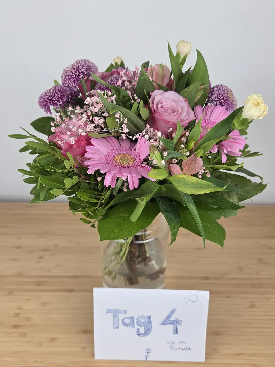 BLUME2000 Strauß Tag 4, erste Nelken öffnen sich, der Strauß wirkt voller