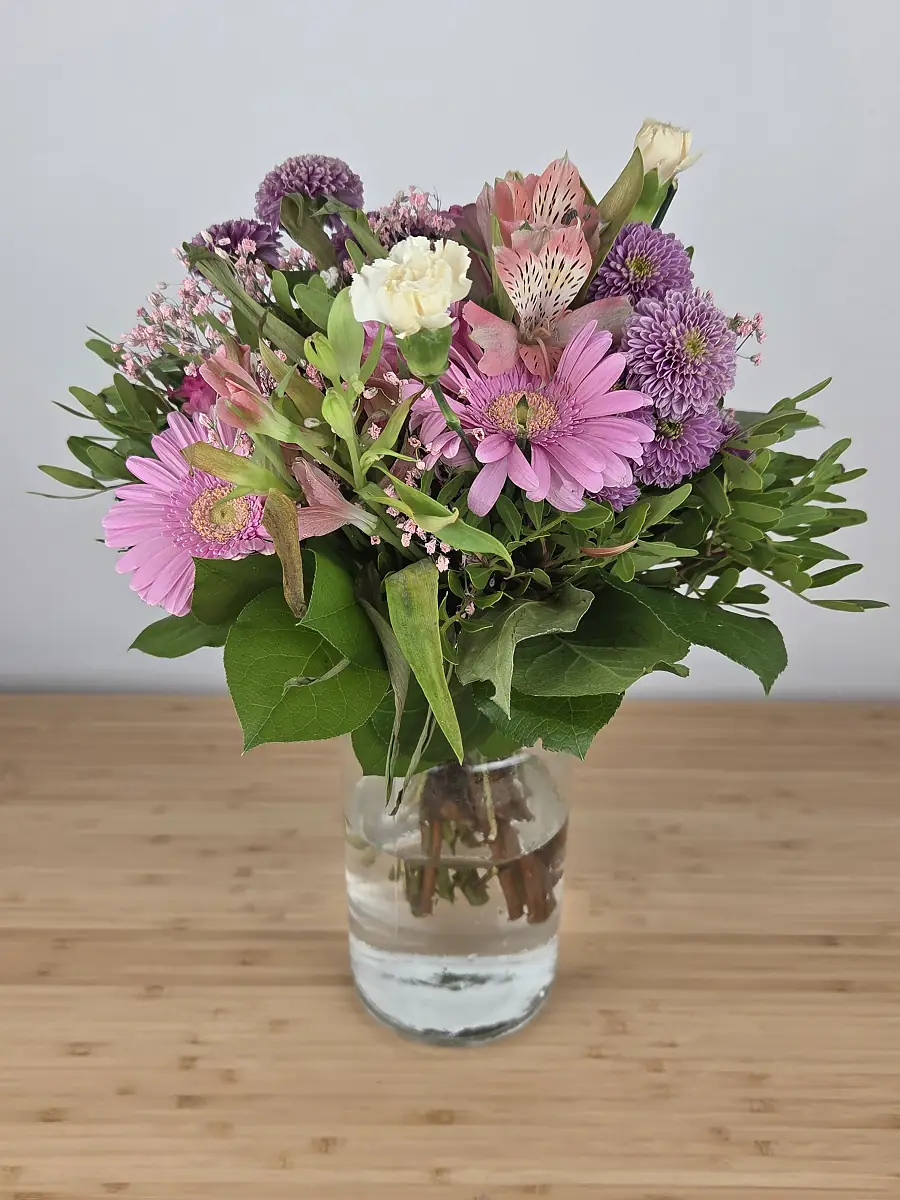 BLUME2000 Strauß an Tag 8 in der Vase, Gerbera und Chrysanthemen noch frisch, einzelne Alstromerien-Blätter vergilbt