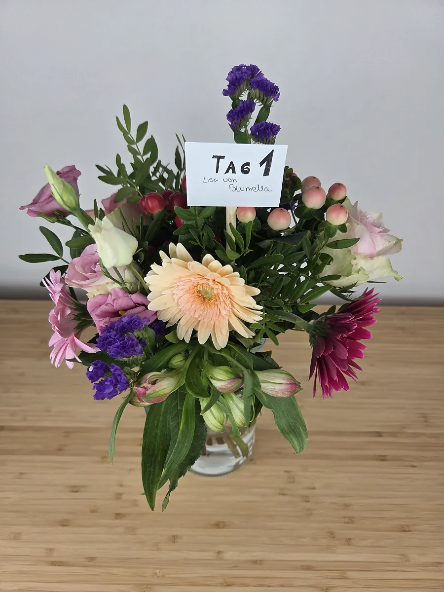 blumenshop.de Ersatzstrauß an Tag 1 in der Vase, apricotfarbene Gerbera in der Mitte, deutlich weniger Grün